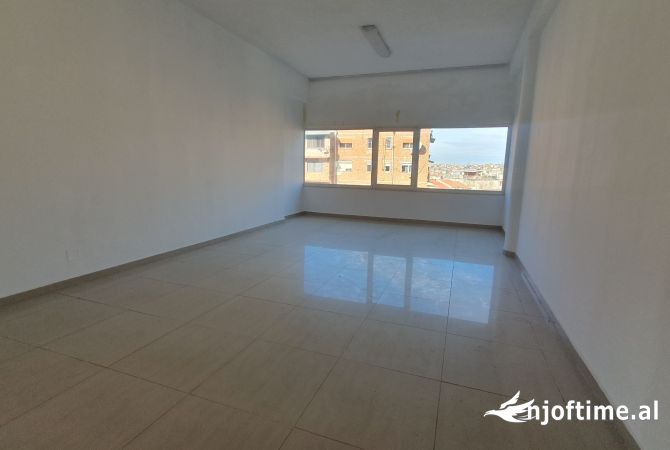 Ambiente Commerciale in Affitto 5+1 a Tirana - 5,500 Euro