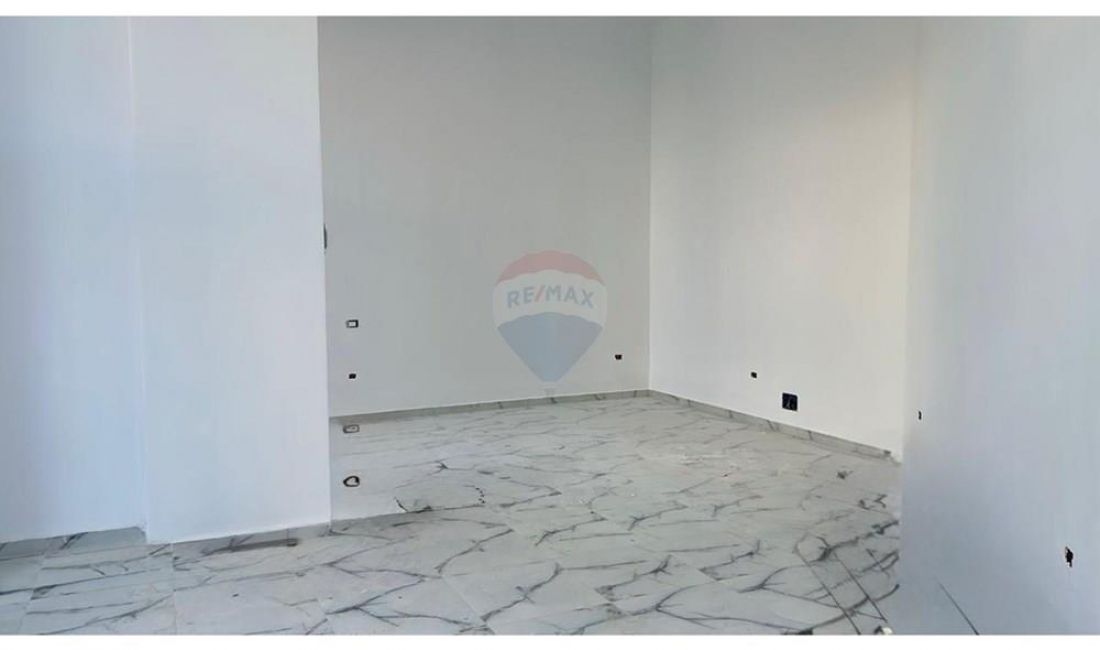 Dyqan me Qera, Vasil Shanto