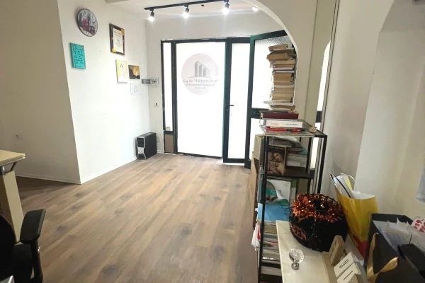 Zyre me Qera, Kristal Center