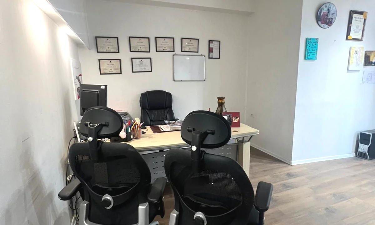 Zyre me Qera, Kristal Center