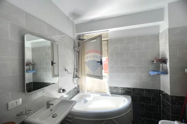 Shtepi me qera Apartament ne Tirane, 2+1, Mobilimi E mobiluar, Pagesa 700  Euro.