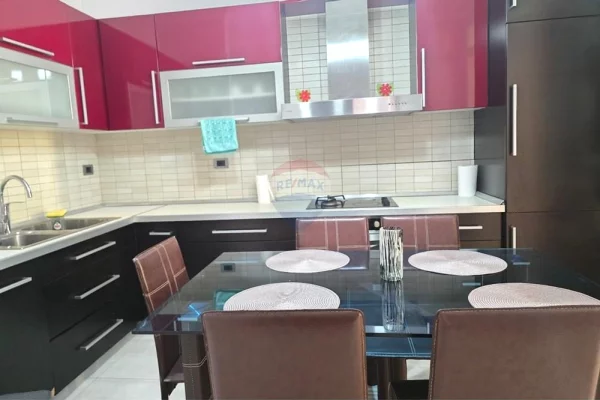 Shtepi me qera Apartament ne Tirane, 2+1, Mobilimi E mobiluar, Pagesa 600  Euro.