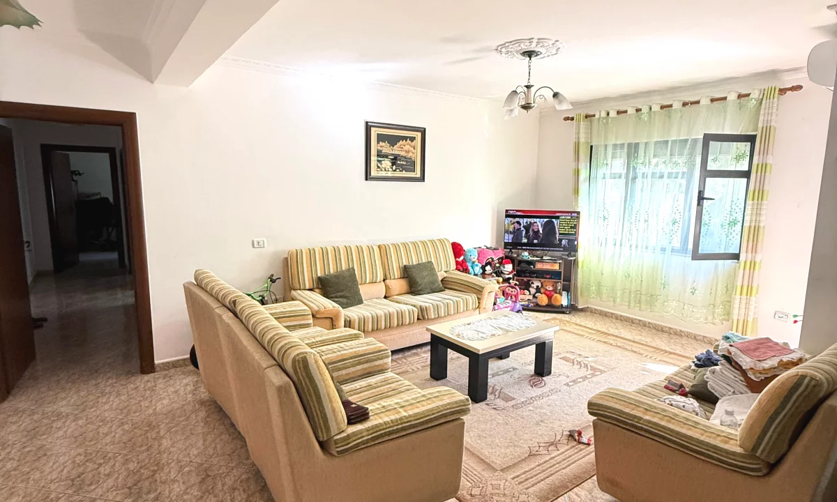 Shtepi ne shitje Apartament ne Tirane, 2+1, Mobilimi E mobiluar, Pagesa 125,000  Euro.