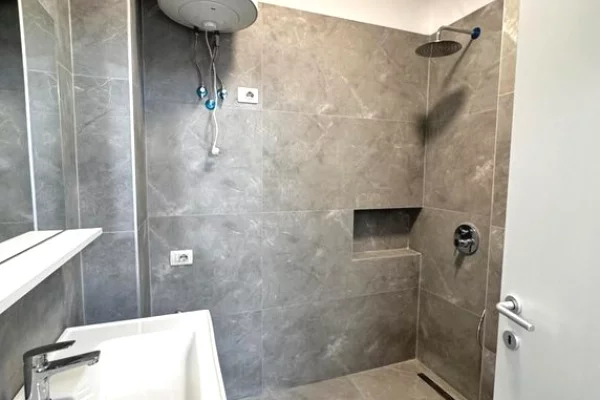 Shtepi ne shitje Apartament ne Tirane, 2+1, Mobilimi E mobiluar, Pagesa 14,500,000  Leke.