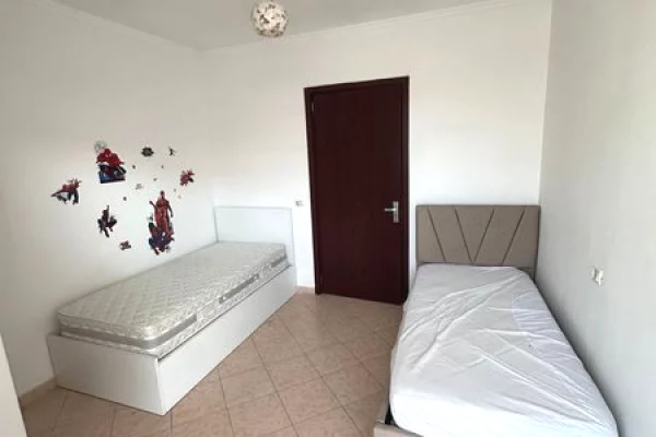 Shtepi ne shitje Apartament ne Tirane, 2+1, Mobilimi E mobiluar, Pagesa 135,000  Euro.