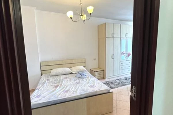Shtepi ne shitje Apartament ne Tirane, 2+1, Mobilimi E mobiluar, Pagesa 135,000  Euro.