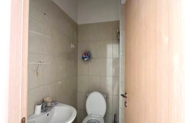 Jepet Ambient me Qera-Buze Rruges Kryesore,Astir.