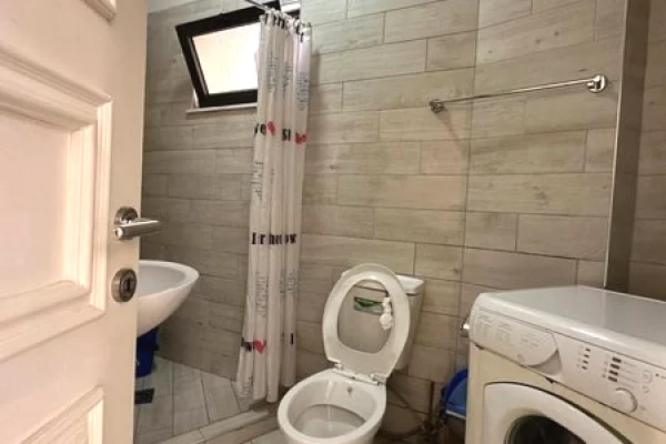 Shtepi me qera Apartament ne Tirane, 1+1, Mobilimi Pjeserisht e mobiluar, Pagesa 550  Euro.