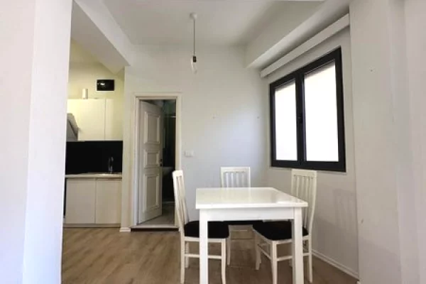 Shtepi me qera Apartament ne Tirane, 1+1, Mobilimi Pjeserisht e mobiluar, Pagesa 550  Euro.