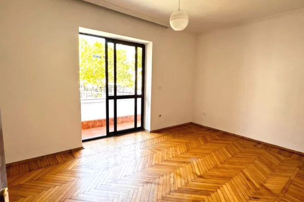 Ambient biznesi me qera 3+1 ne Tirane - 800 Euro