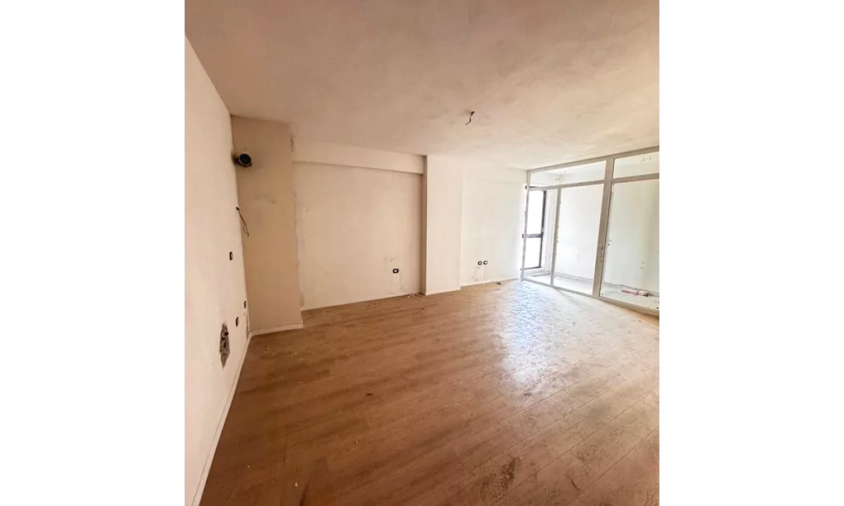 Shtepi ne shitje Apartament ne Tirane, 2+1, Mobilimi Bosh, pa mobiluar, Pagesa 155,720  Euro.