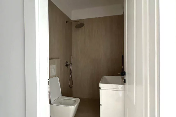 Shtepi ne shitje Apartament ne Tirane, 1+1, Mobilimi Bosh, pa mobiluar, Pagesa 108,000  Euro.