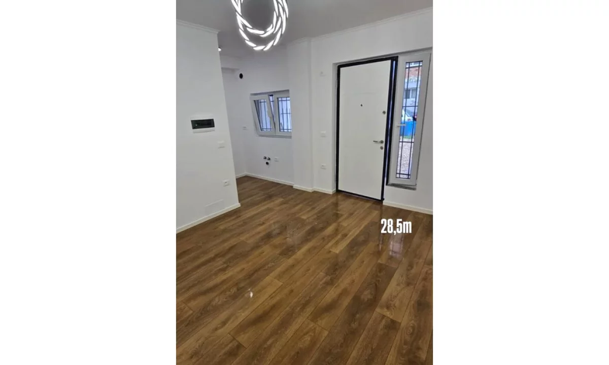 Shtepi ne shitje Apartament ne Tirane, Garsoniere, Mobilimi Bosh, pa mobiluar, Pagesa 80,000  Euro.