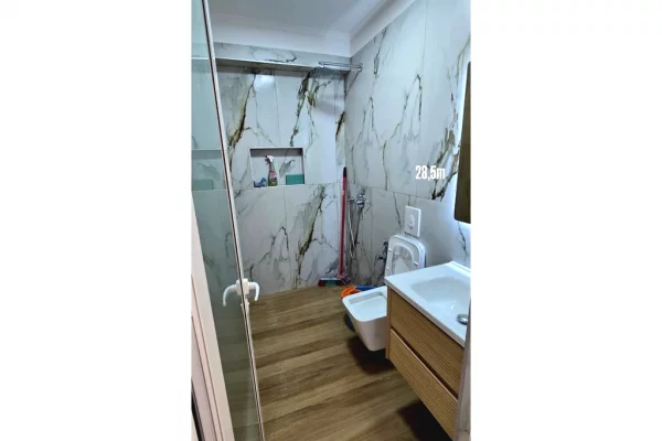 Shtepi ne shitje Apartament ne Tirane, Garsoniere, Mobilimi Bosh, pa mobiluar, Pagesa 80,000  Euro.