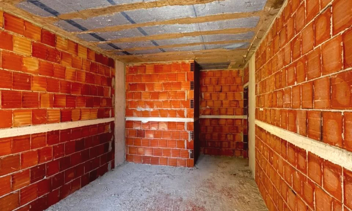 Shtepi ne shitje Apartament ne Tirane, 2+1, Mobilimi Bosh, pa mobiluar, Pagesa 100,000  Euro.