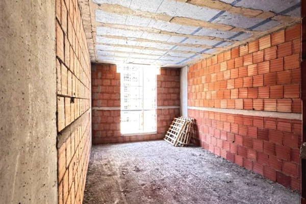 Shtepi ne shitje Apartament ne Tirane, 2+1, Mobilimi Bosh, pa mobiluar, Pagesa 100,000  Euro.