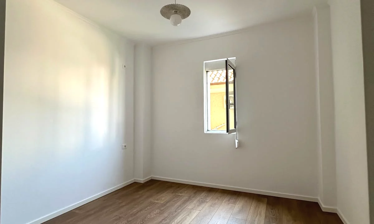 Shtepi ne shitje Apartament ne Tirane, 1+1, Mobilimi Bosh, pa mobiluar, Pagesa 108,000  Euro.