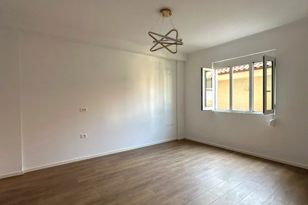 Shtepi ne shitje Apartament ne Tirane, 1+1, Mobilimi Bosh, pa mobiluar, Pagesa 108,000  Euro.