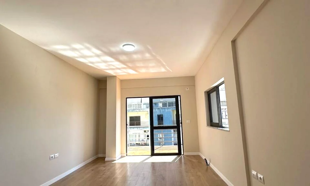 Shtepi ne shitje Apartament ne Tirane, 2+1, Mobilimi Bosh, pa mobiluar, Pagesa 183,000  Euro.