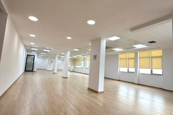 Ambient biznesi me qera 3+1 ne Tirane - 4,500 Euro