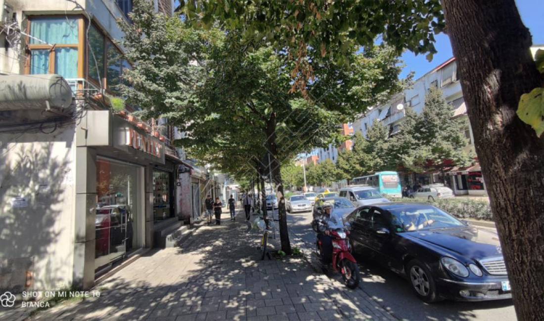 Shitet Godine Biznesi  , Rruga Bardhyl,Tirane 