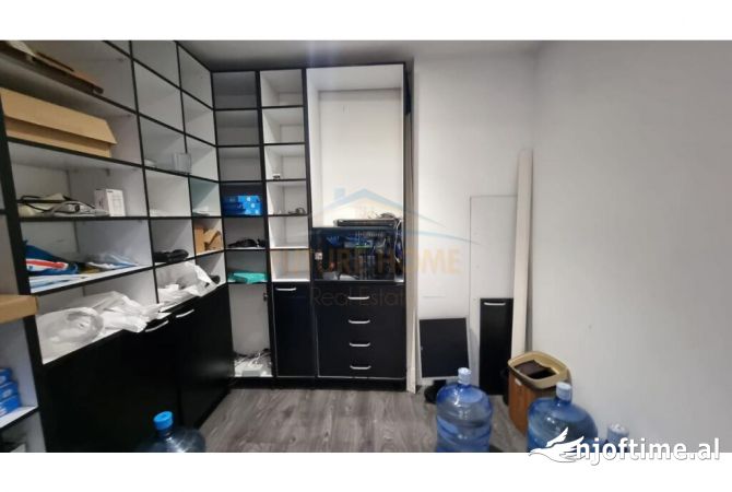 Ambiente Commerciale in Affitto 3+1 a Tirana - 1,900 Euro