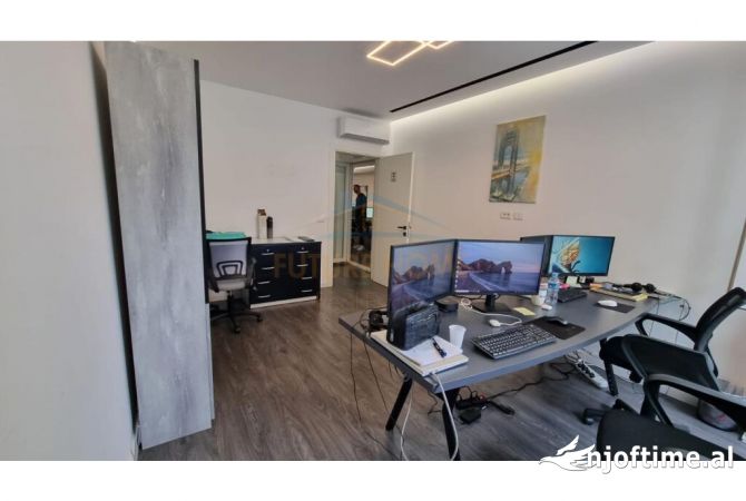 Ambiente Commerciale in Affitto 3+1 a Tirana - 1,900 Euro