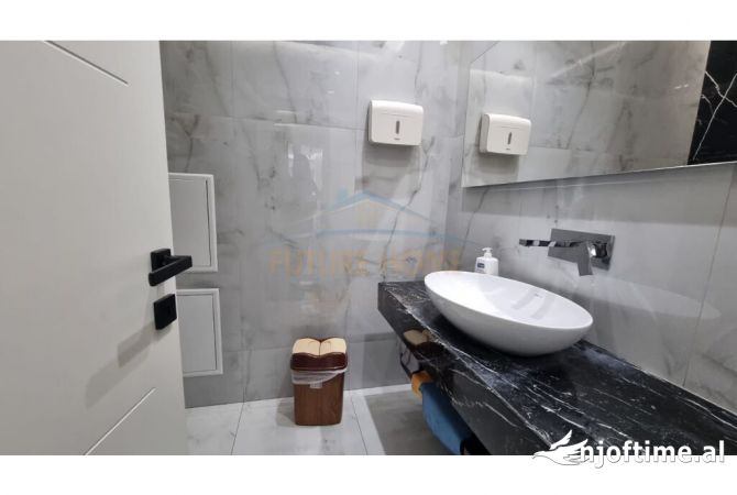 Zyra per Qera me vendndodhje tek Komuna e Parisit.