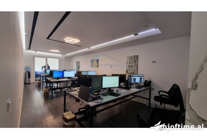 Zyra per Qera me vendndodhje tek Komuna e Parisit.