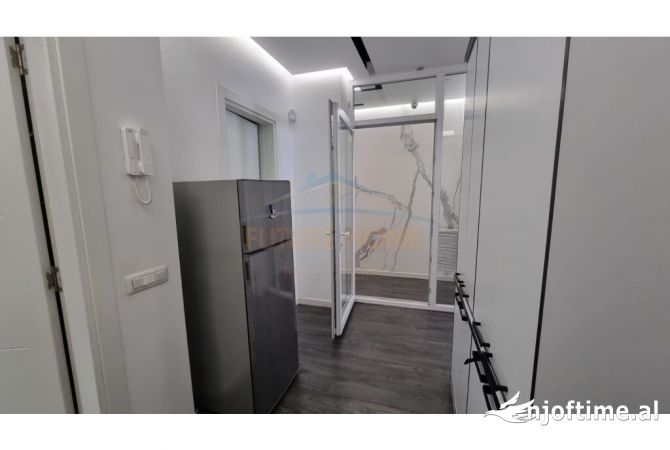 Zyra per Qera me vendndodhje tek Komuna e Parisit.