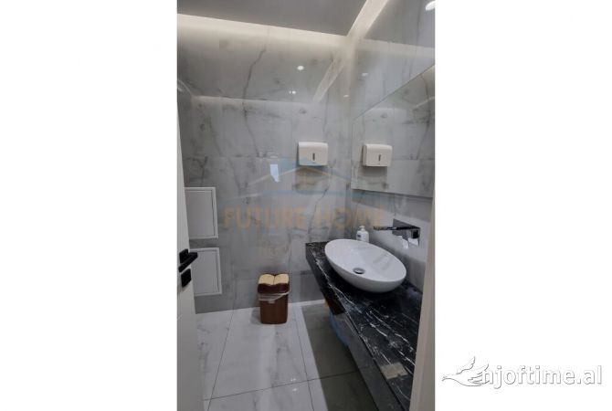 Zyra per Qera me vendndodhje tek Komuna e Parisit.