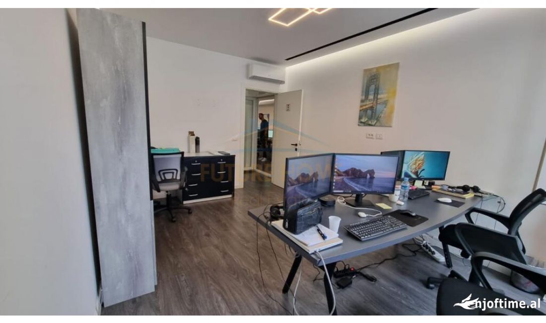 Zyra per Qera me vendndodhje tek Komuna e Parisit.