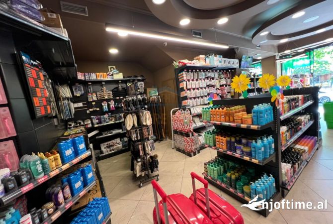 Ambiente Commerciale in Affitto 1+1 a Tirana - 8,000 Euro
