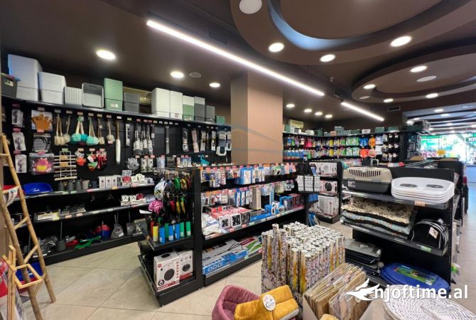 Ambiente Commerciale in Affitto 1+1 a Tirana - 8,000 Euro