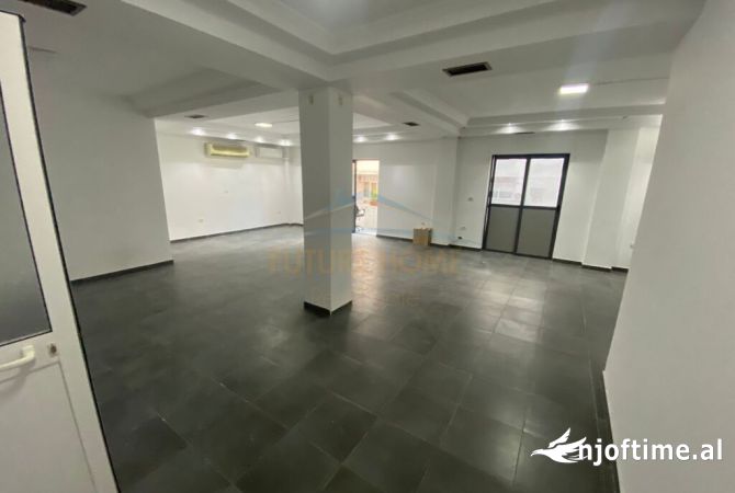 Ambiente Commerciale in Affitto 3+1 a Tirana - 1,300 Euro