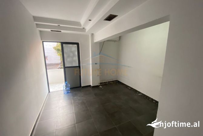 Ambiente Commerciale in Affitto 3+1 a Tirana - 1,300 Euro
