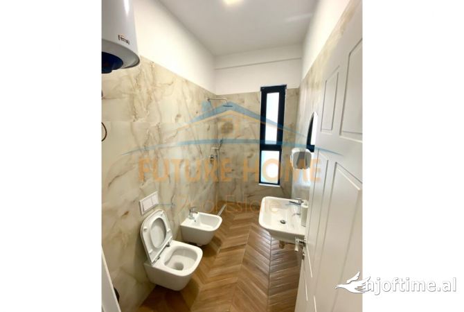 Ambiente Commerciale in Affitto 3+1 a Tirana - 1,000 Euro