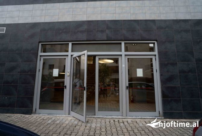 Ambiente Commerciale in Affitto 3+1 a Tirana - 1,500 Euro