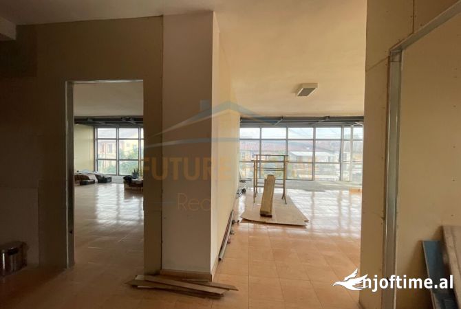 Ambiente Commerciale in Affitto 3+1 a Tirana - 1,800 Euro
