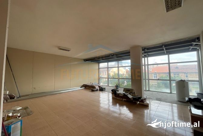 Ambiente Commerciale in Affitto 3+1 a Tirana - 1,800 Euro