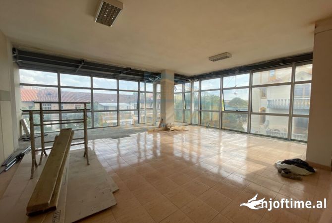 Ambiente Commerciale in Affitto 3+1 a Tirana - 1,800 Euro