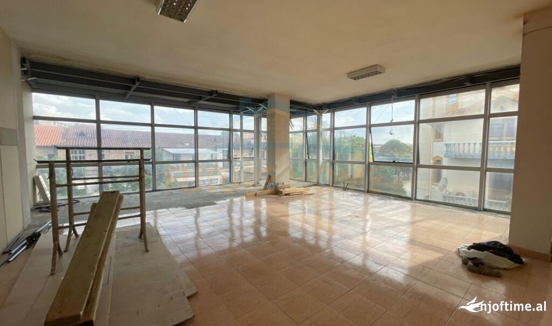 Jepet me Qera, Ambient, ne zonen e Kinostudios .