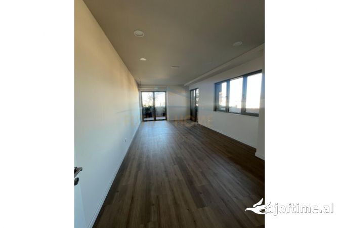 Qira, Zyre, Lion Park 1