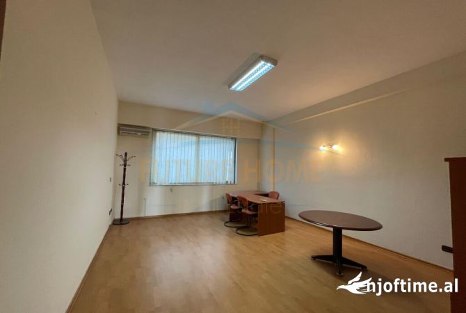 Ambiente Commerciale in Vendita 3+1 a Durazzo - 390,000 Euro