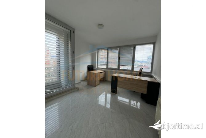 Ambiente Commerciale in Affitto 3+1 a Tirana - 2,000 Euro