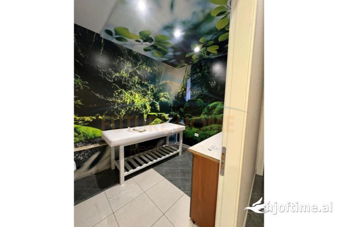 Ambiente Commerciale in Vendita 3+1 a Tirana - 475,000 Euro