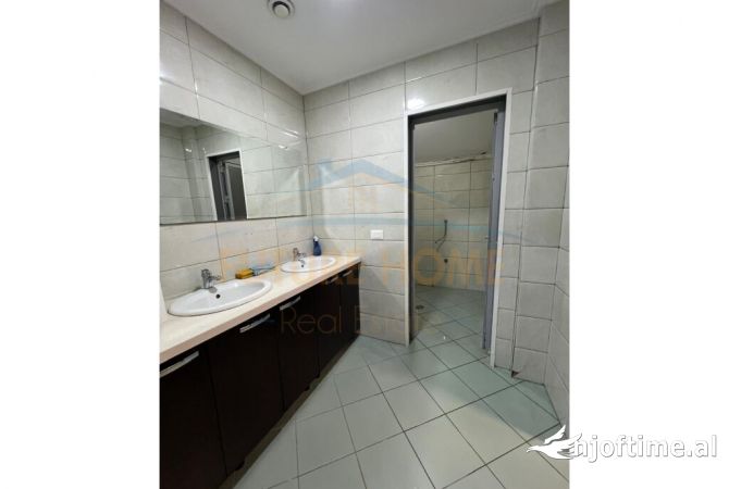 Ambiente Commerciale in Vendita 3+1 a Tirana - 475,000 Euro