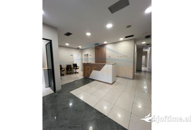 Ambiente Commerciale in Vendita 3+1 a Tirana - 475,000 Euro