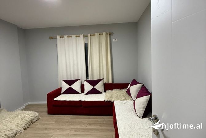 Shtepi me qera Apartament ne Tirane, 2+1, Mobilimi E mobiluar, Pagesa 500  Euro.