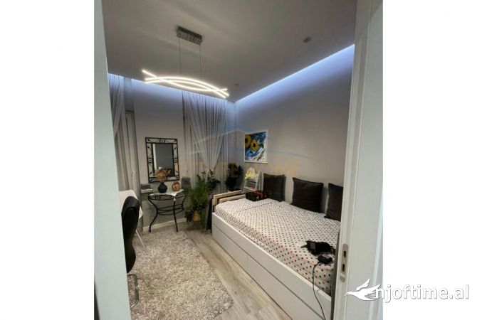 Shtepi ne shitje Apartament ne Tirane, 3+1, Mobilimi E mobiluar, Pagesa 150,000  Euro.
